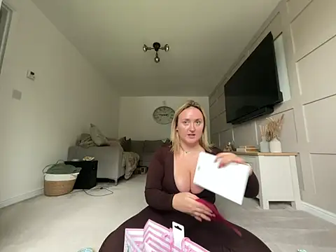 Elliemaee online show from October 3, 2025, 11:29 am