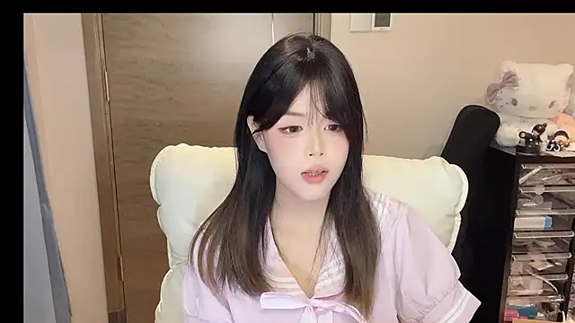 Koi-00 online show from November 4, 2025, 4:39 pm