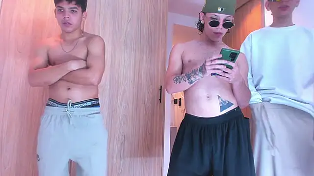Snapshot of Latin_White_Boys chatting on September 28, 2025, 4:07 am Latin White Boys online show from September 28, 2025, 4:07 am