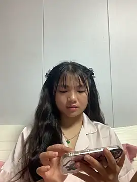 Emlyly-18 online show from September 30, 2025, 5:23 am