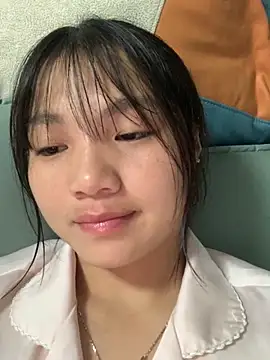 Emlyly-18 online show from October 9, 2025, 4:05 pm