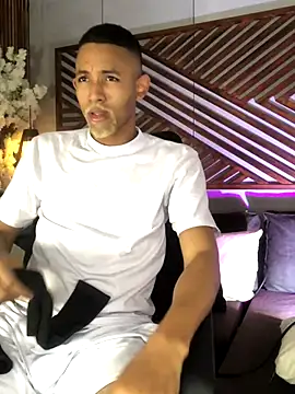 B Wild online show from November 1, 2025, 3:52 am