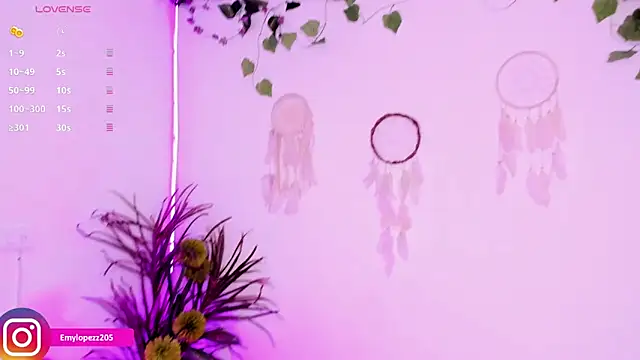 Emylopezz online show from November 7, 2025, 8:09 pm