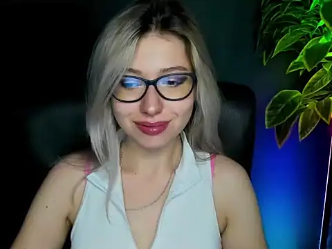 Snapshot of loveHeidi chatting on September 22, 2025, 4:14 am loveHeidi online show from September 22, 2025, 4:14 am