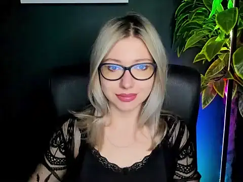 Snapshot of loveHeidi chatting on September 24, 2025, 4:27 am loveHeidi online show from September 24, 2025, 4:27 am