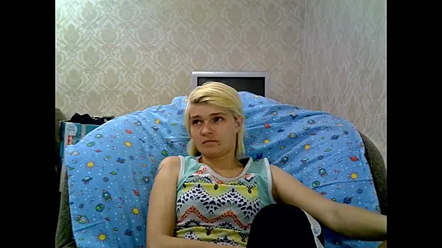 SaraSnow  online show from December 3, 2025, 6:06 pm