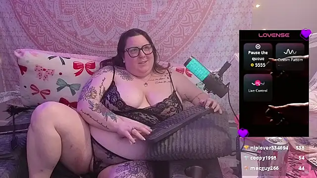 brookenicole3003 online show from May 6, 2026, 6:46 pm