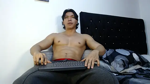 adriel escalante online show from December 2, 2025, 3:23 am