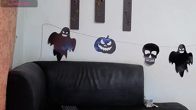 kloe-robert online show from October 4, 2025, 3:21 pm