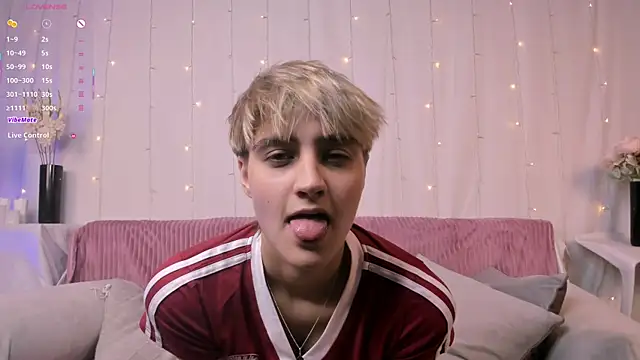 Snapshot of Astrellia chatting on October 10, 2025, 7:24 pm Astrellia online show from October 10, 2025, 7:24 pm