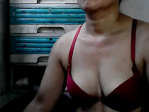 yoursPinayMama1682 online show from October 1, 2025, 11:44 pm