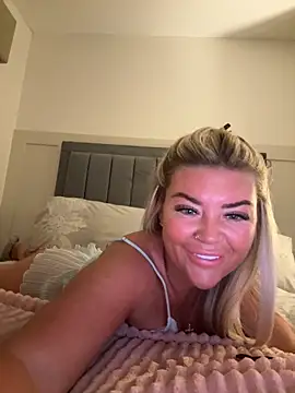 Snapshot of EmilyKingg chatting on September 10, 2025, 8:42 pm EmilyKingg online show from September 10, 2025, 8:42 pm