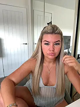 Snapshot of EmilyKingg chatting on September 11, 2025, 10:48 am EmilyKingg online show from September 11, 2025, 10:48 am