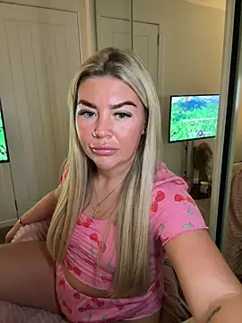 Snapshot of EmilyKingg chatting on September 13, 2025, 10:20 pm EmilyKingg online show from September 13, 2025, 10:20 pm