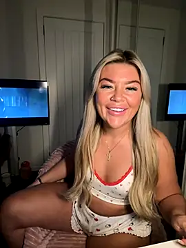Snapshot of EmilyKingg chatting on September 16, 2025, 9:38 pm EmilyKingg online show from September 16, 2025, 9:38 pm