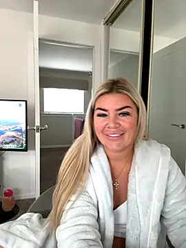 Snapshot of EmilyKingg chatting on September 19, 2025, 7:43 am EmilyKingg online show from September 19, 2025, 7:43 am