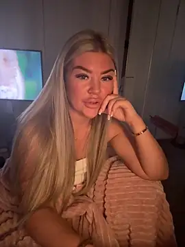 Snapshot of EmilyKingg chatting on September 29, 2025, 6:57 pm EmilyKingg online show from September 29, 2025, 6:57 pm