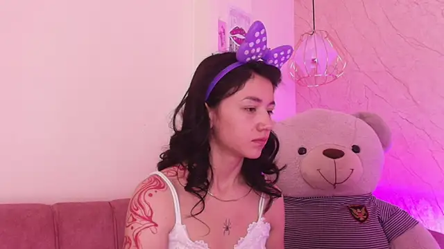 april bennett online show from November 7, 2025, 12:38 pm