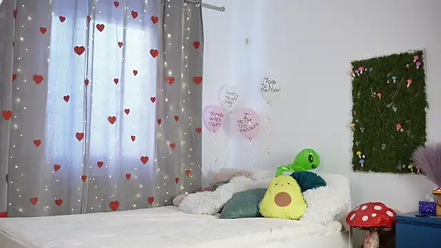 Snapshot of PetiteAlien chatting on February 23, 2026, 6:33 am PetiteAlien online show from February 23, 2026, 6:33 am