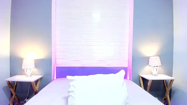 EverlyMooree online show from October 15, 2025, 4:12 am