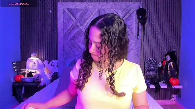 EverlyMooree online show from November 1, 2025, 8:11 pm