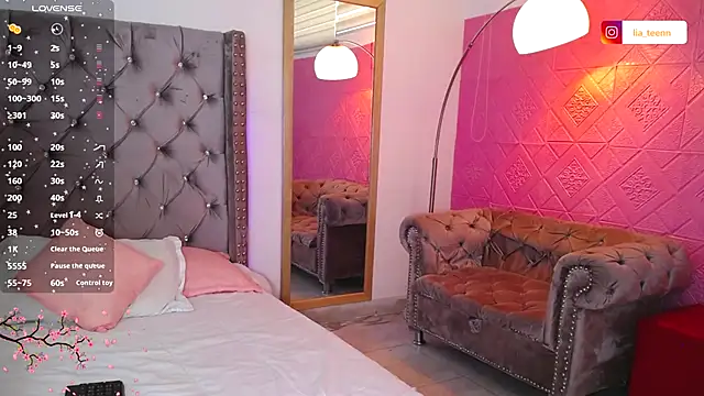 Lia Teen online show from November 8, 2025, 8:18 pm