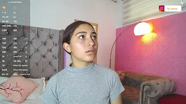 Lia Teen online show from November 10, 2025, 7:46 pm