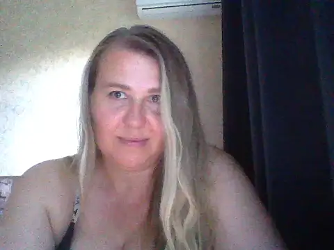 Snapshot of Solinaa chatting on July 4, 2026, 4:35 pm Solinaa online show from July 4, 2026, 4:35 pm