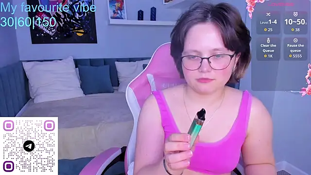 Snapshot of Mila__Cutee chatting on October 19, 2025, 1:34 pm Mila Cutee online show from October 19, 2025, 1:34 pm