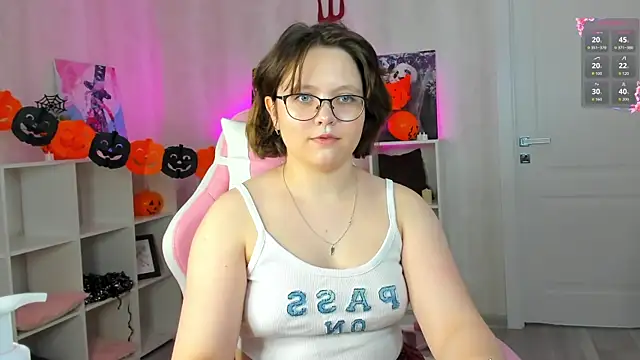 Snapshot of Mila__Cutee chatting on November 4, 2025, 9:19 am Mila Cutee online show from November 4, 2025, 9:19 am