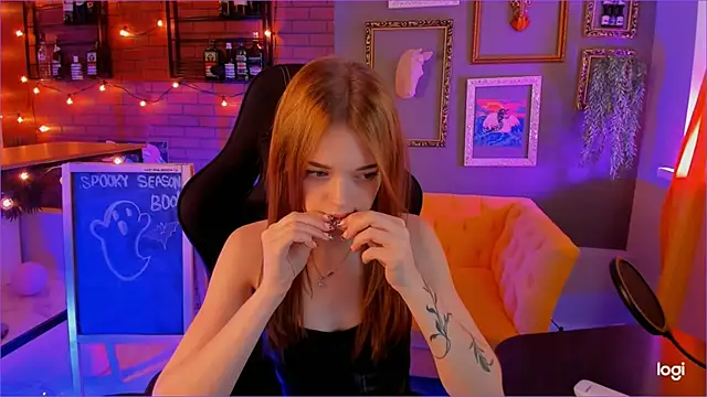 Snapshot of FlexyFox chatting on October 8, 2025, 9:40 am FlexyFox online show from October 8, 2025, 9:40 am