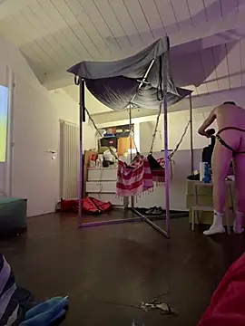 Malcom2f online show from April 22, 2026, 6:49 am