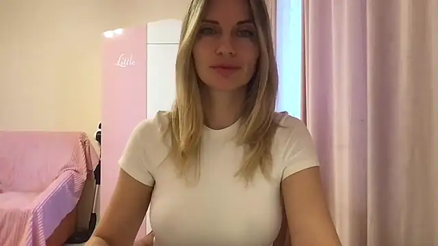 Snapshot of KarelliaStar chatting on May 5, 2026, 6:32 am KarelliaStar online show from May 5, 2026, 6:32 am