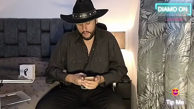 Snapshot of Thomas_redcol chatting on October 31, 2025, 8:43 pm Thomas redcol online show from October 31, 2025, 8:43 pm