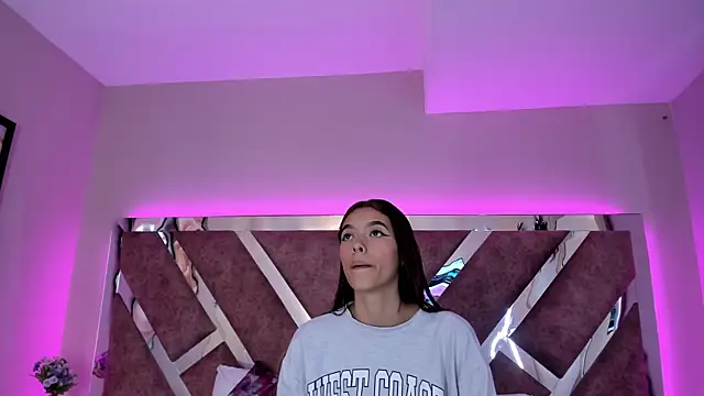 CarolinaaGomezz online show from December 14, 2025, 1:05 pm