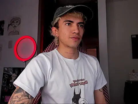 Snapshot of guynextdo0r chatting on October 5, 2025, 7:01 pm guynextdo0r online show from October 5, 2025, 7:01 pm