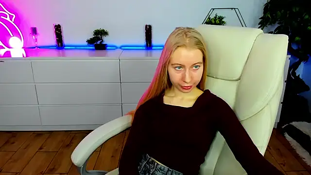 Alina Blonde online show from November 30, 2025, 6:39 am