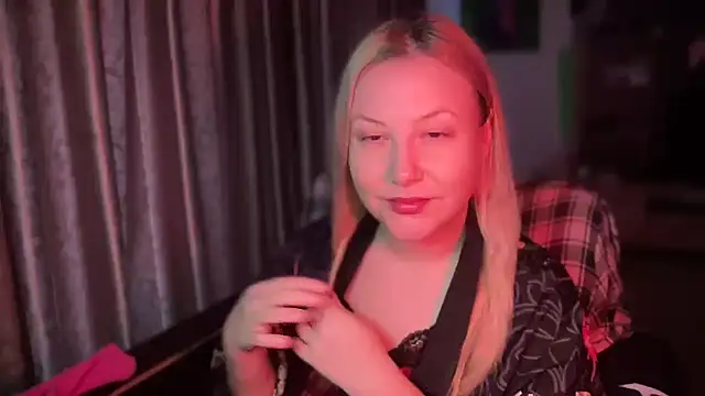 Snapshot of BikiHellena chatting on November 8, 2025, 6:35 am BikiHellena online show from November 8, 2025, 6:35 am