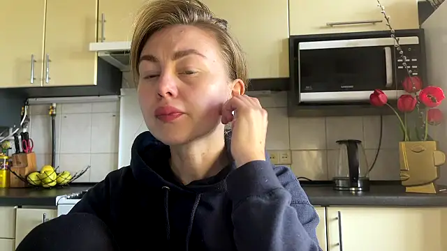 MartaLuna  online show from April 17, 2026, 11:46 am