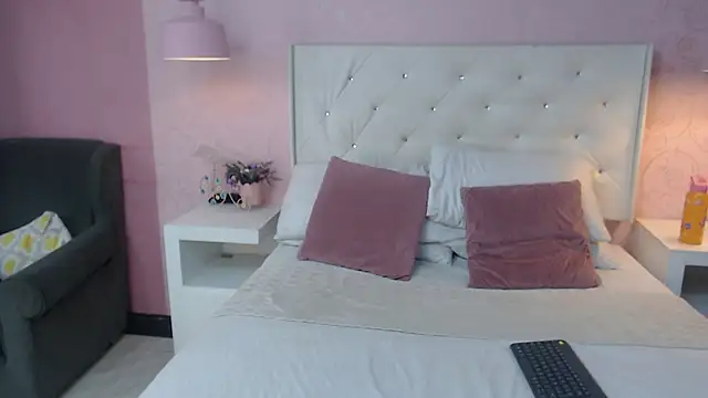 NatashaLimaa online show from October 6, 2025, 2:42 am