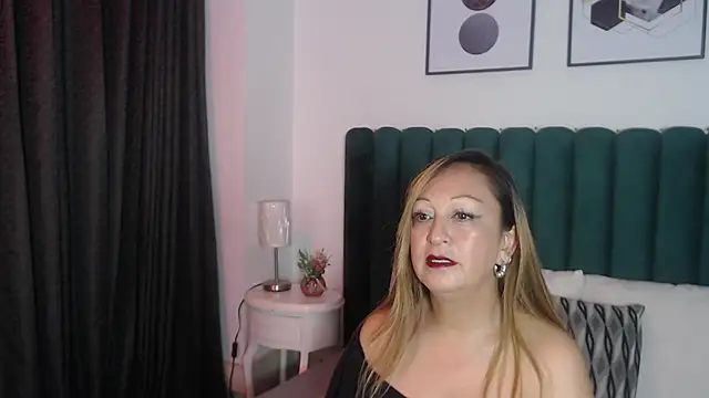 Snapshot of VictoriaQueen_Fg chatting on September 22, 2025, 12:29 pm VictoriaQueen Fg online show from September 22, 2025, 12:29 pm