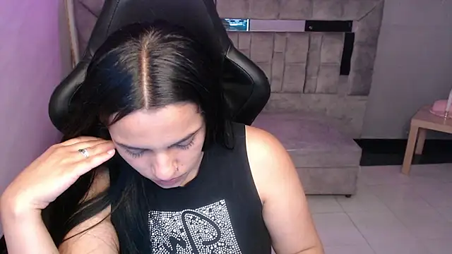 Mialover v online show from October 2, 2025, 1:18 pm