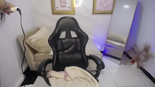 Mialover v online show from November 7, 2025, 8:09 pm