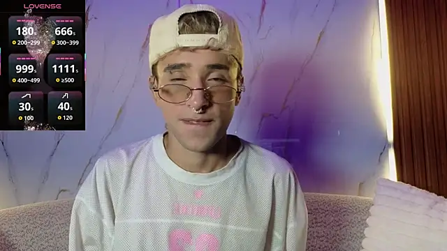 sweetsanti online show from September 30, 2025, 7:46 am