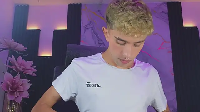 sweetsanti online show from October 11, 2025, 11:53 am