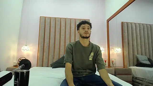 Snapshot of EthanCollen chatting on October 19, 2025, 11:05 pm EthanCollen online show from October 19, 2025, 11:05 pm