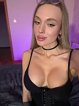 Snapshot of Squirtella chatting on October 5, 2025, 9:18 am Squirtella online show from October 5, 2025, 9:18 am