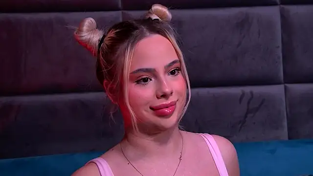 YssabelFox online show from December 4, 2025, 2:15 pm