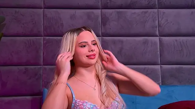 YssabelFox online show from December 19, 2025, 2:46 pm