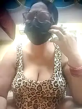 thehotlady online show from April 6, 2026, 2:53 am